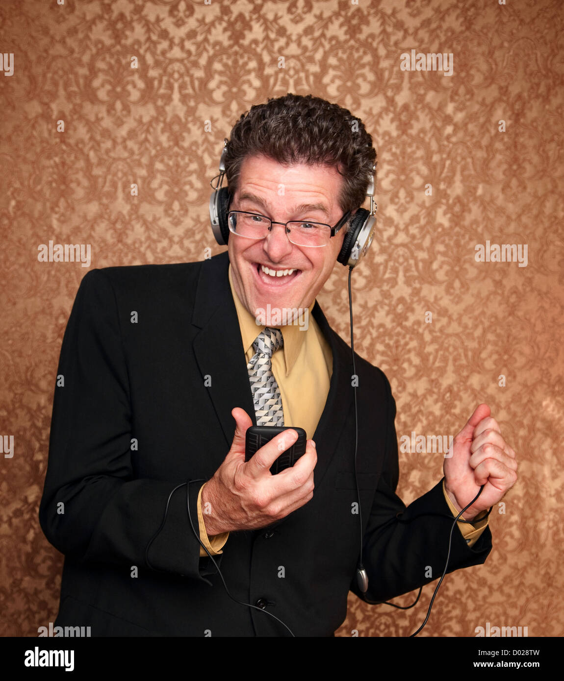 Heureux homme de race blanche d'âge moyen à l'écoute de la musique sur son lecteur MP3 Banque D'Images