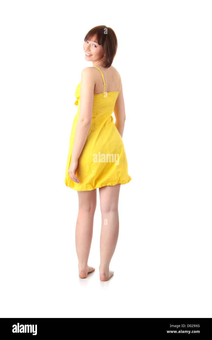 Teen girl en robe jaune, sur fond blanc Banque D'Images