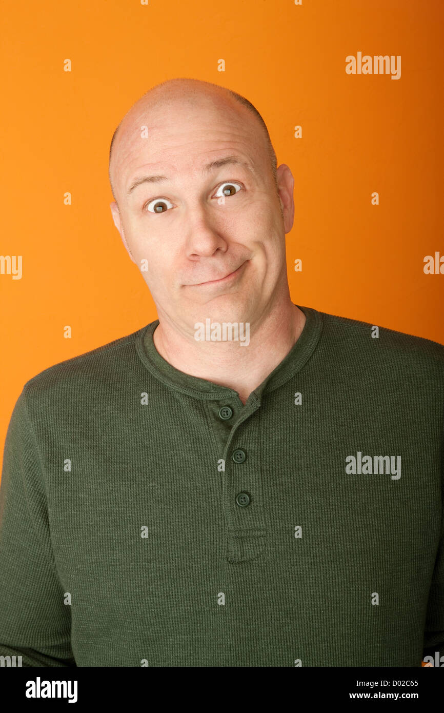 Embroussaillé middle-aged man sur fond orange Banque D'Images