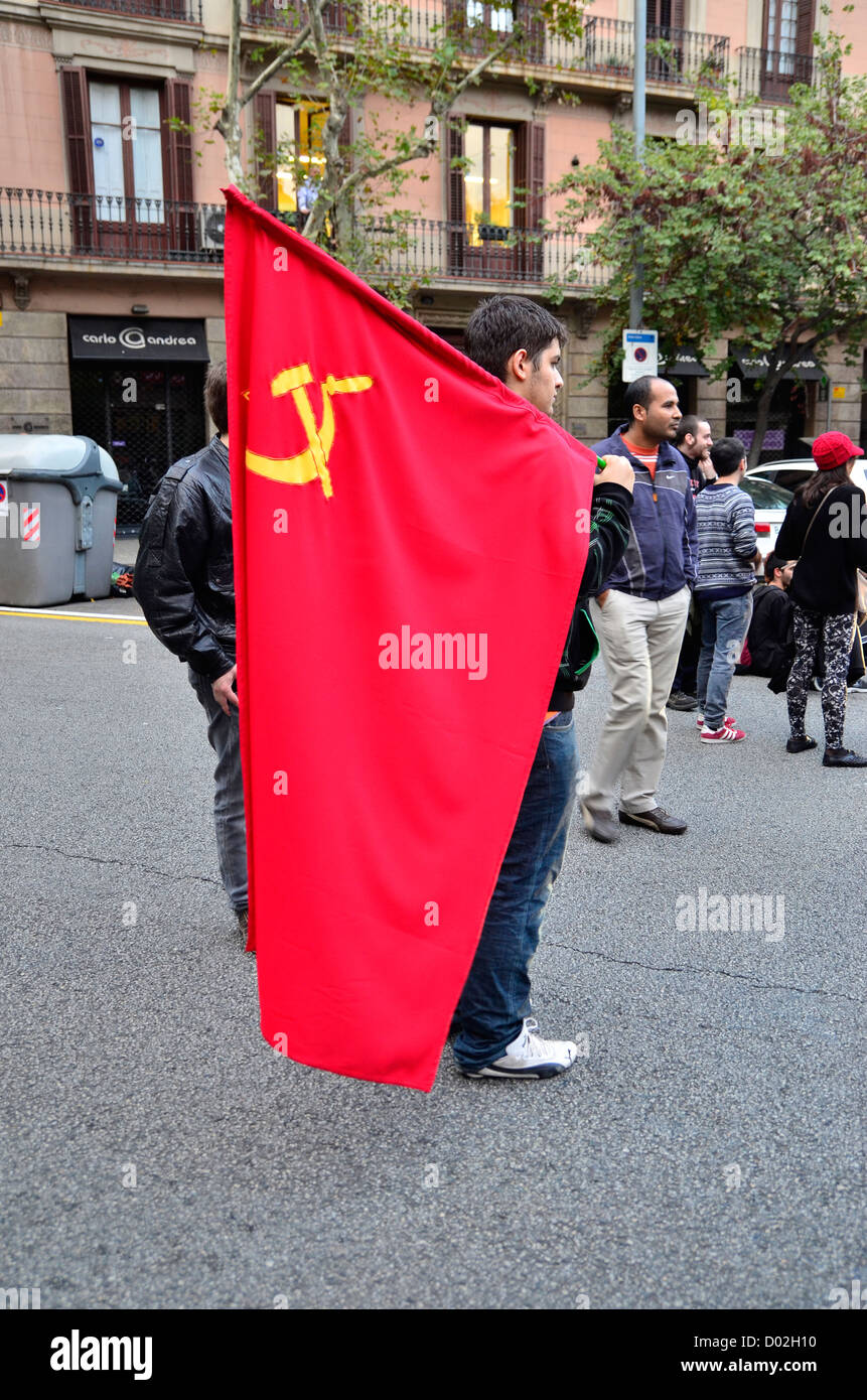 Manifestations et grève générale à Barcelone. Manifestant avec drapeau communiste soviétique Banque D'Images