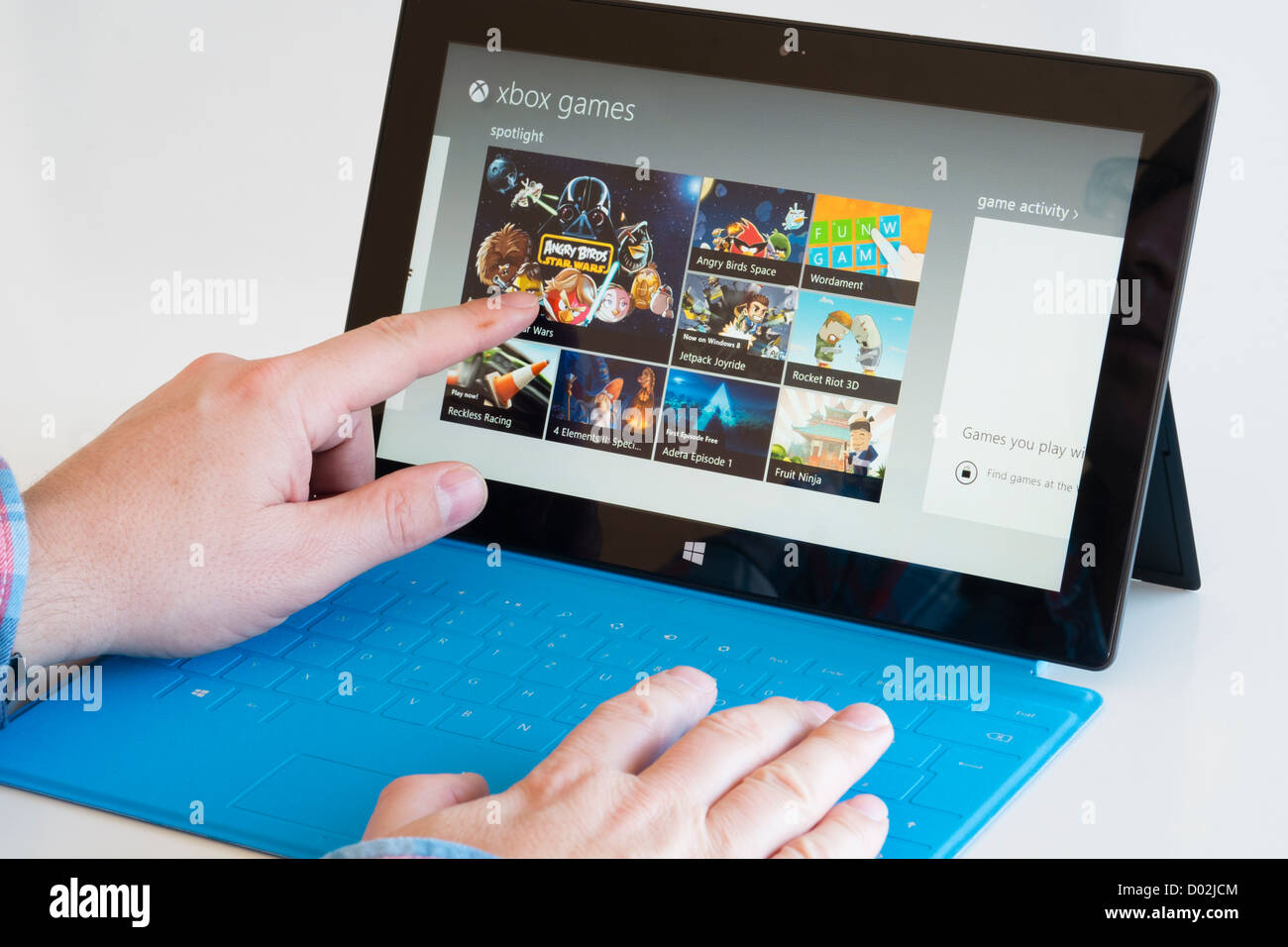 Microsoft Surface rt tablet ordinateur pour rechercher des jeux dans le app  store Photo Stock - Alamy