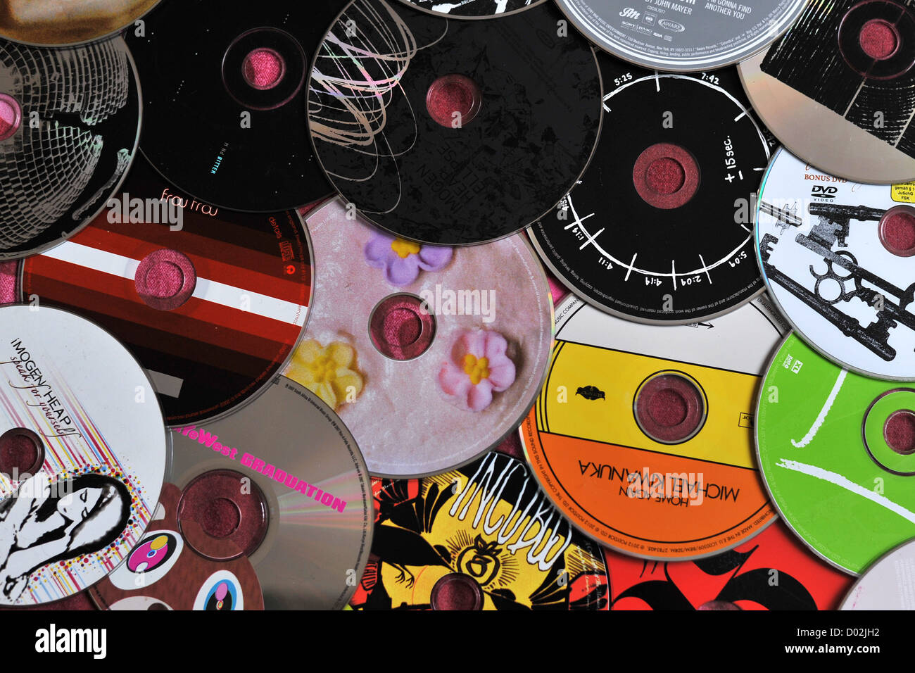 Une pile de CDs par différents musiciens. Banque D'Images