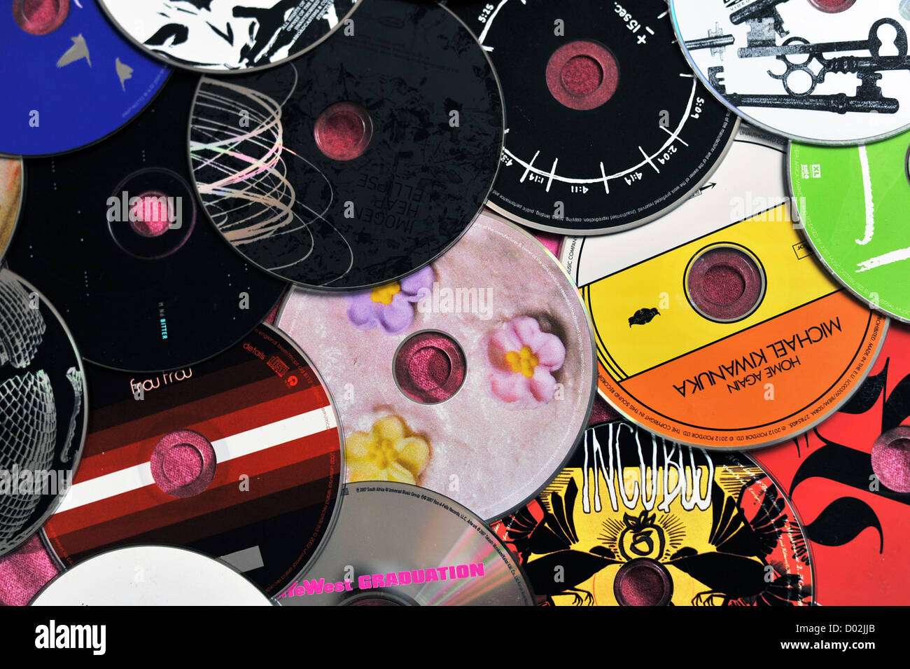 Un affichage de plusieurs CD de musique. Banque D'Images