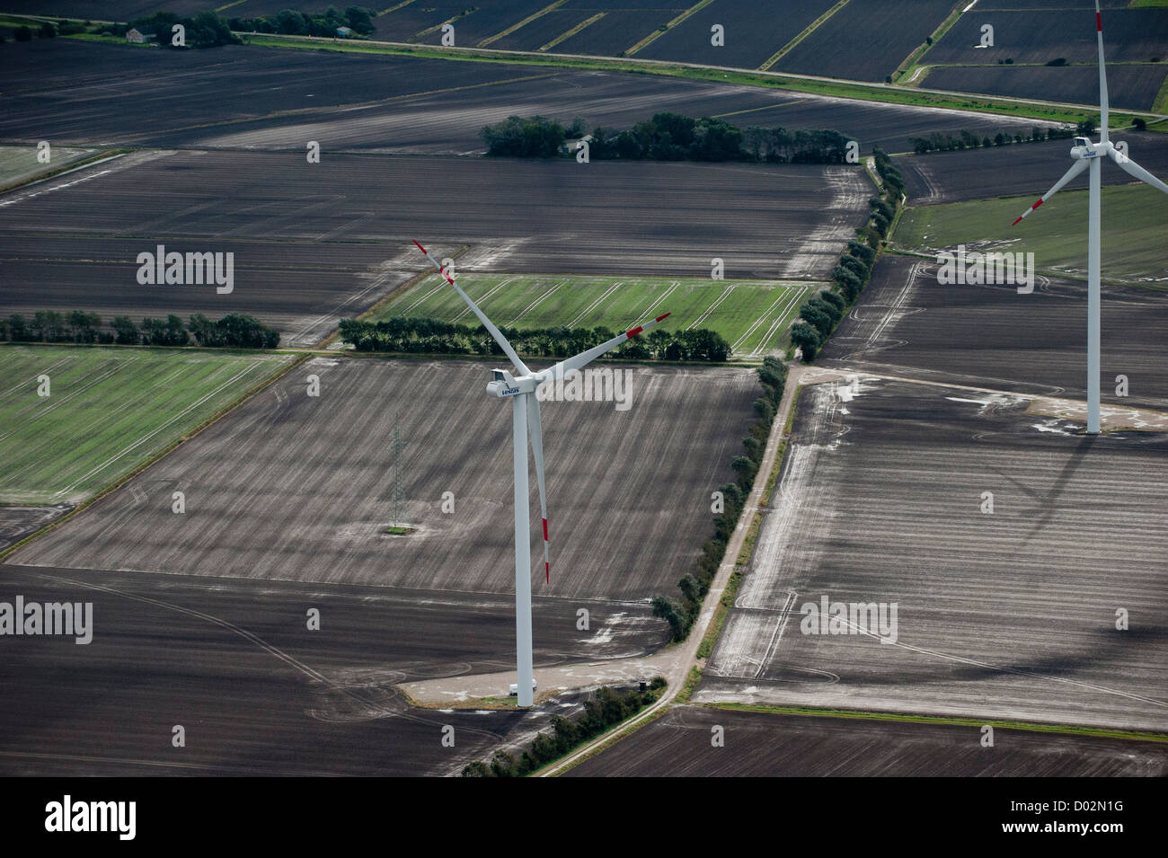 Allemagne Schleswig Holstein , Vue aérienne de fermes et d'éoliennes Vestas près de Husum Banque D'Images