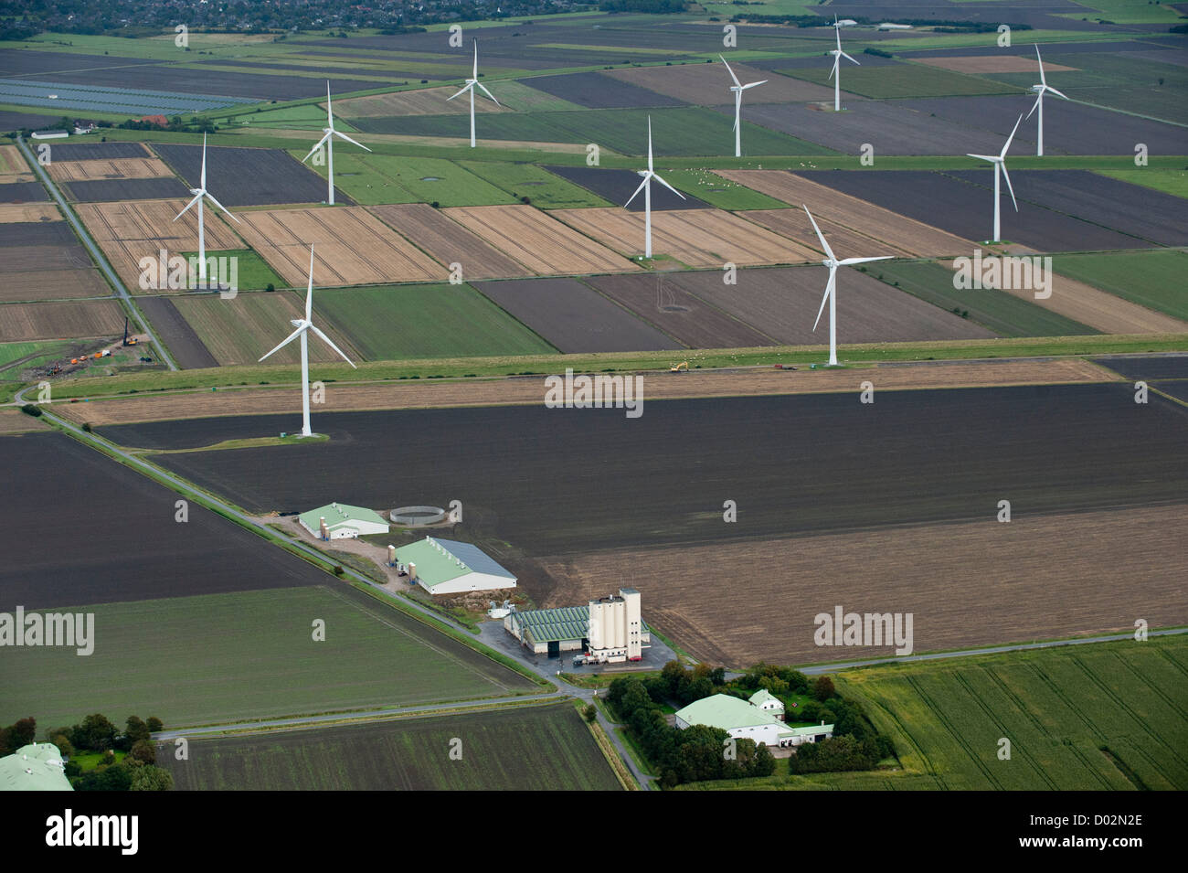 Allemagne Schleswig Holstein , Vue aérienne de fermes et d'éoliennes REpower près de Husum Banque D'Images