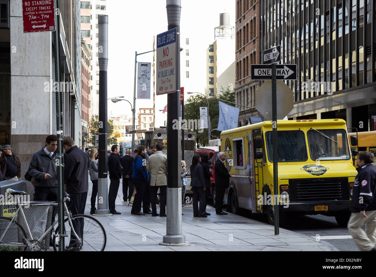 File d'attente de gens devant un camion alimentaire à New York Banque D'Images