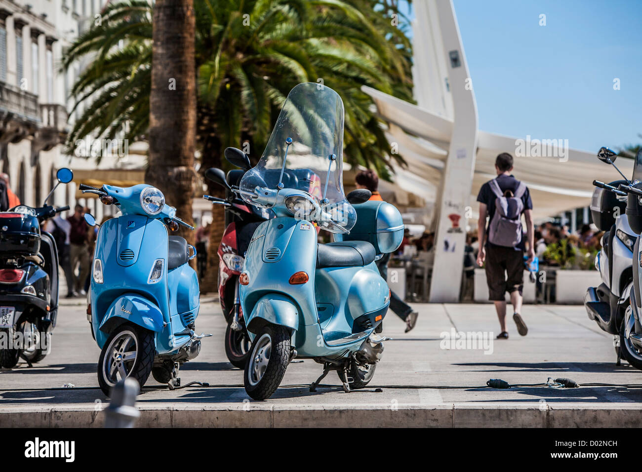Scooters parqués par la côte de la renaissance nationale croate Banque D'Images