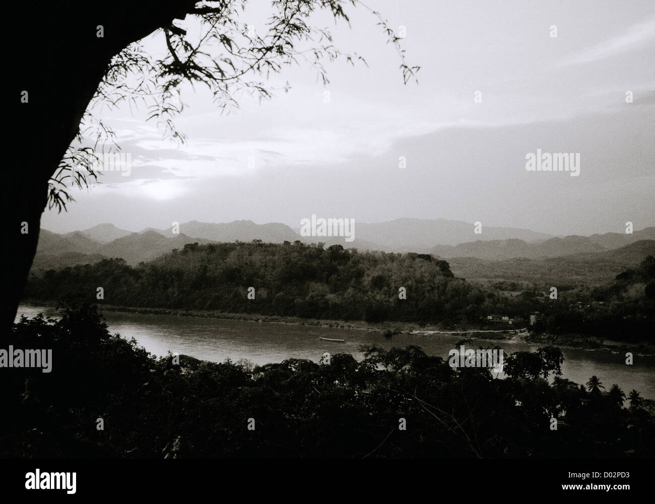 Paysage panoramique vue sur le Mékong au crépuscule à Luang Prabang au Laos dans l'Indochine en Extrême-Orient Asie du sud-est. Coucher du soleil la tombée de billet Banque D'Images