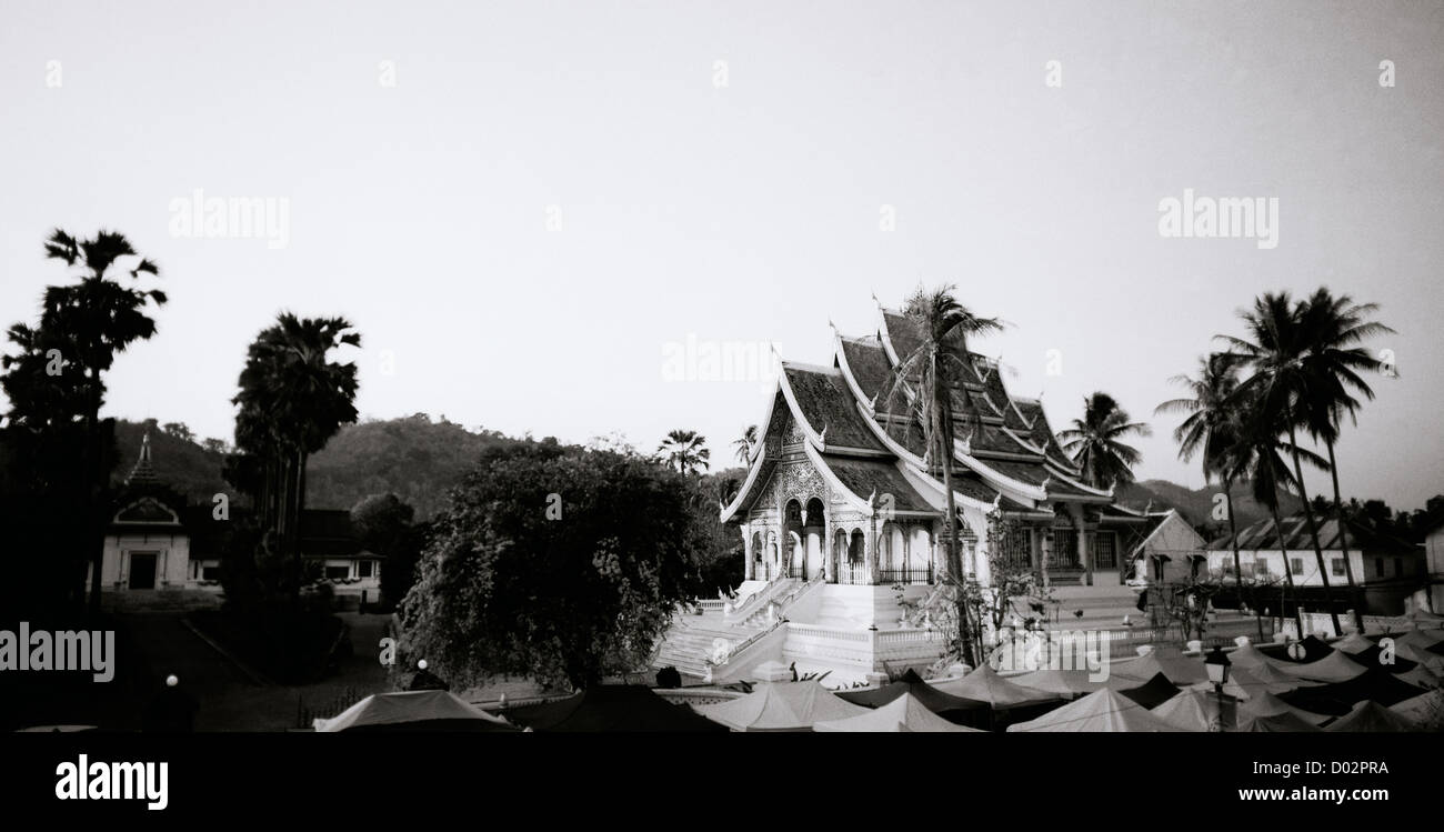 Le magnifique Temple Bouddhiste Wat Mai Suwannaphumaham à Luang Prabang au Laos dans l'Indochine en Extrême-Orient Asie du sud-est. Le bouddhisme Voyage Architecture Banque D'Images