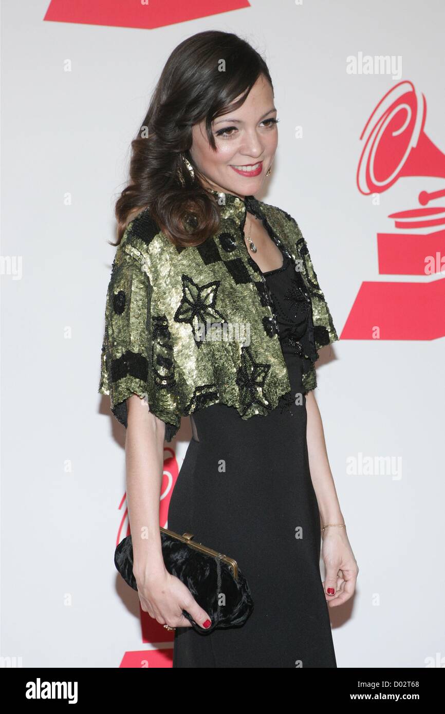 Natalia Lafourcade au niveau des arrivées pour 2012 l'Académie de l'enregistrement de la personne de l'année, l'occasion d'un dîner au MGM Grand Garden Arena, Las Vegas, NV le 14 novembre 2012. Photo par : James Atoa/Everett Collection Banque D'Images