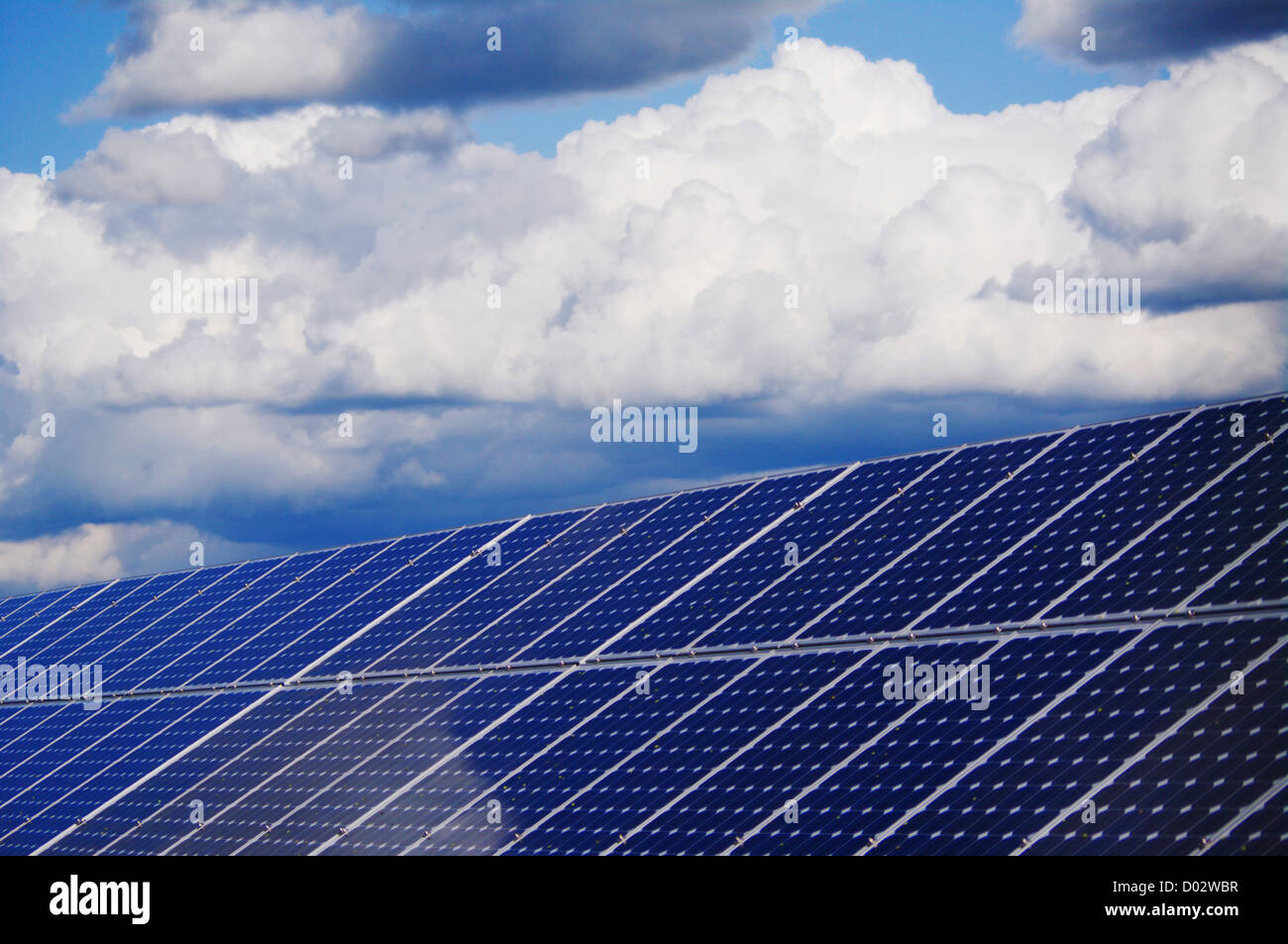 L'énergie solaire à l'extérieur de l'usine against sky Banque D'Images