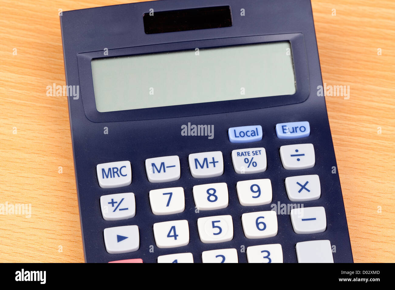 Photo d'une calculatrice sur un fond de bois plus Banque D'Images