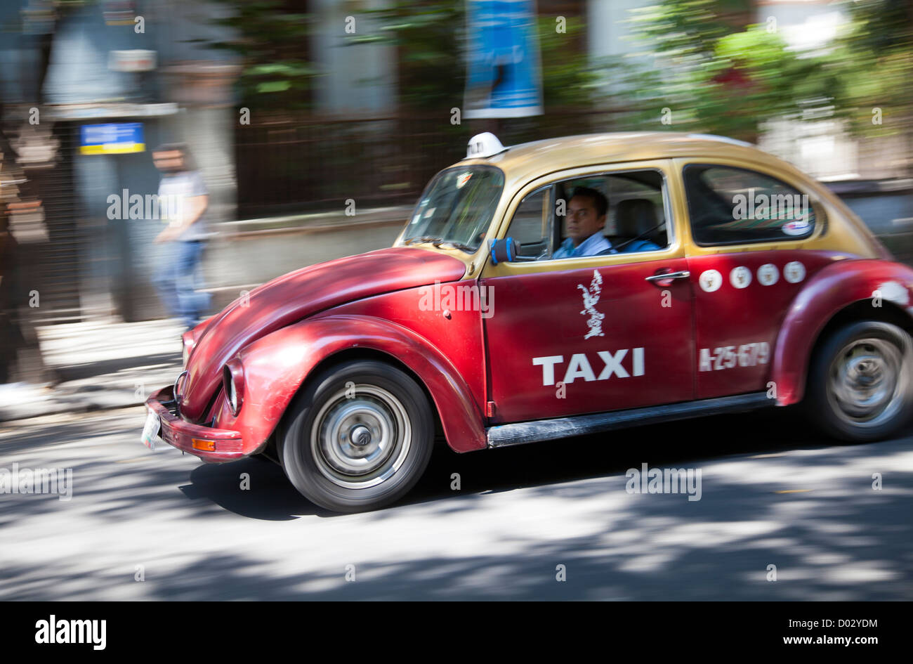 Taxi VW se déplaçant le long d'Colima dans Roma Norte à Mexico DF Banque D'Images