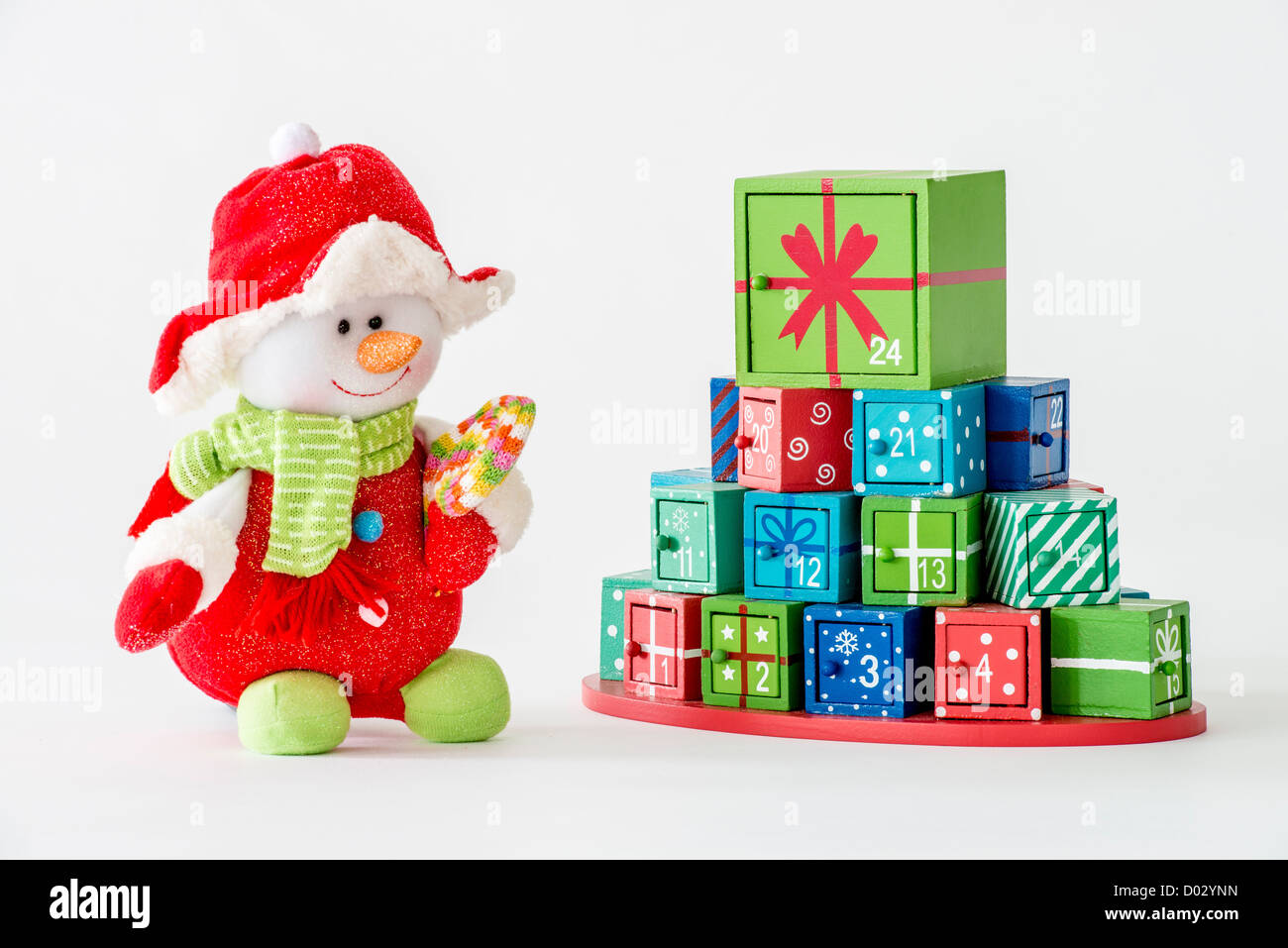 Calendrier de l'avent coloré bonhomme présentation avec 25 différents cadeaux de Noël. Isolé sur blanc. Banque D'Images