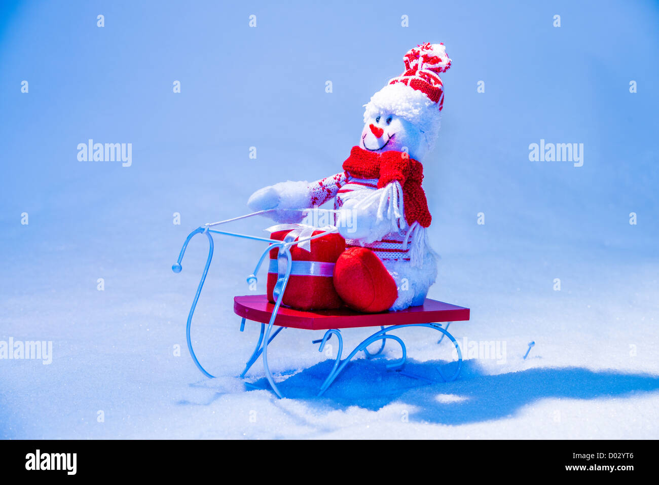 Happy snowman sur traîneau avec des cadeaux de Noël. L'heure d'hiver. Copier l'espace. Banque D'Images