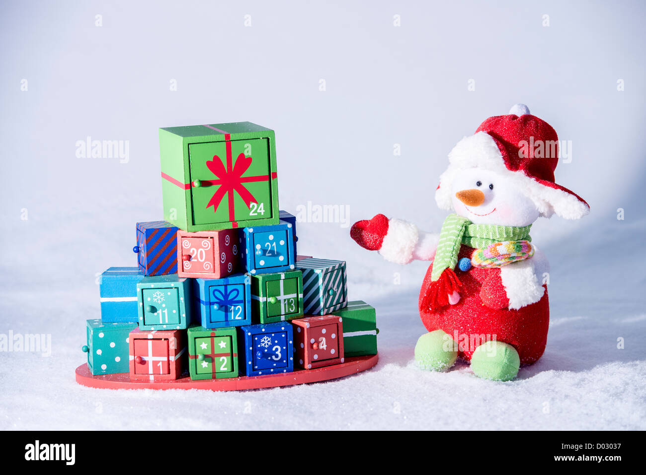 Calendrier de l'avent coloré bonhomme présentation avec 25 différents cadeaux de Noël. Isolé sur blanc. Banque D'Images
