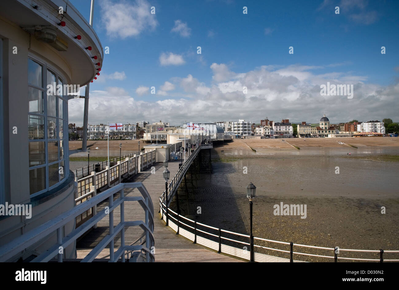 Vue sur la plage et bord de mer à Worthing à partir de la fin de jetée de Worthing, West Sussex, UK Banque D'Images