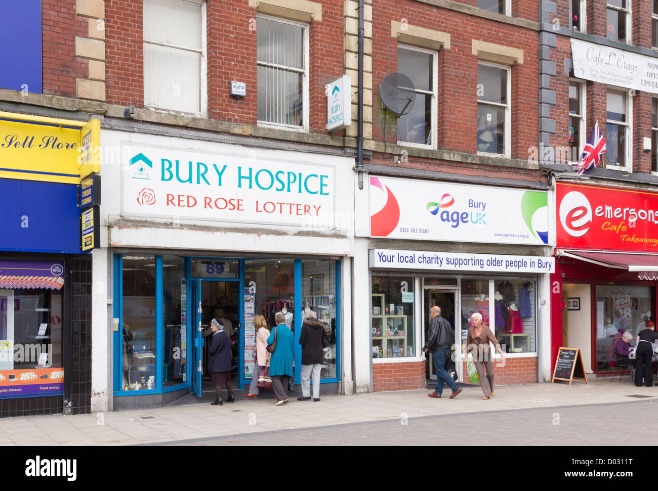 Enterrer les hospices et AgeUK boutiques de bienfaisance sur le rocher, Bury, un organisme de bienfaisance local et un organisme de bienfaisance national en compétition pour la coutume. Banque D'Images