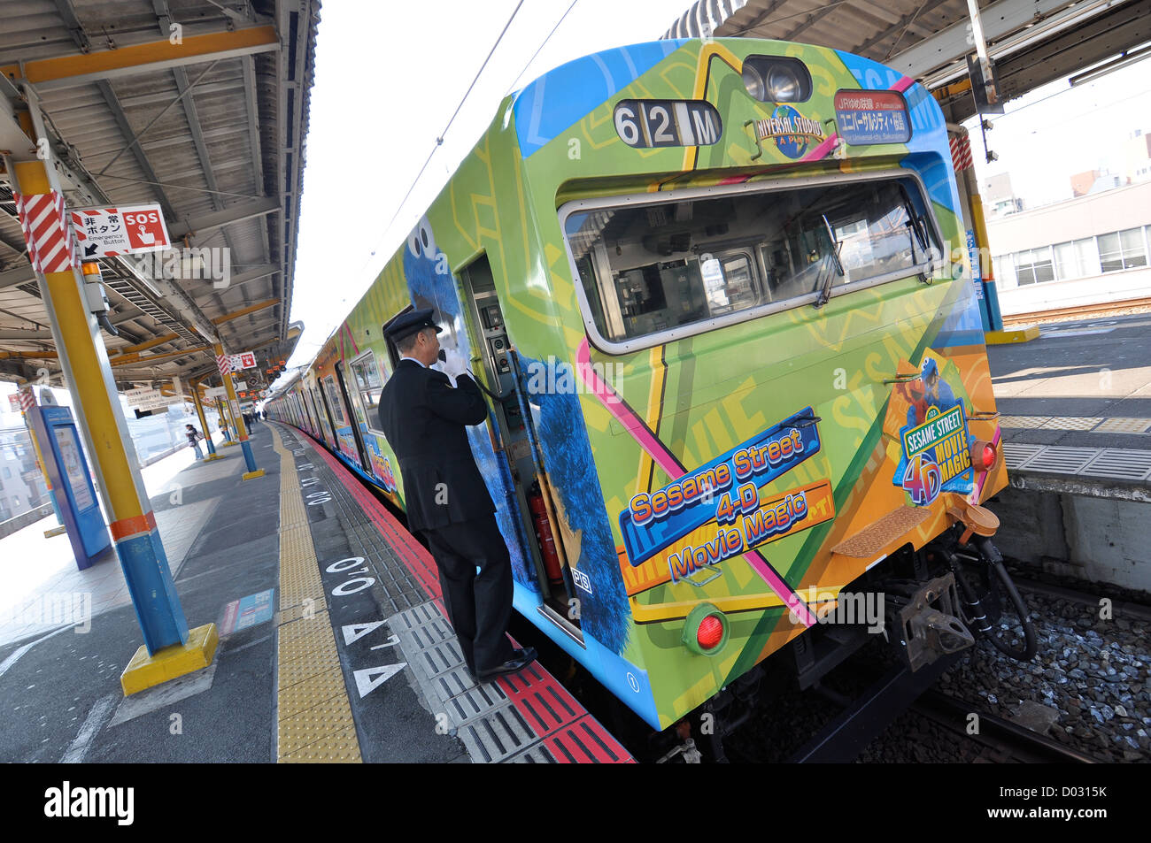 Un train spécial de prendre des passagers d'Osaka à Universal Studios Japan. Banque D'Images