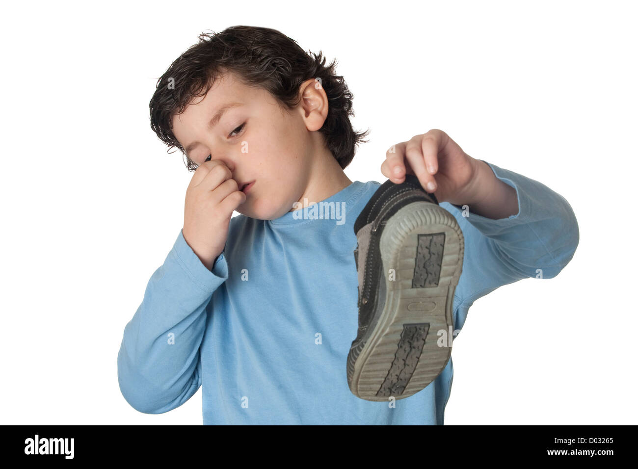 Enfant avec un nez étouffant prenant un boot isolé sur fond blanc Banque D'Images