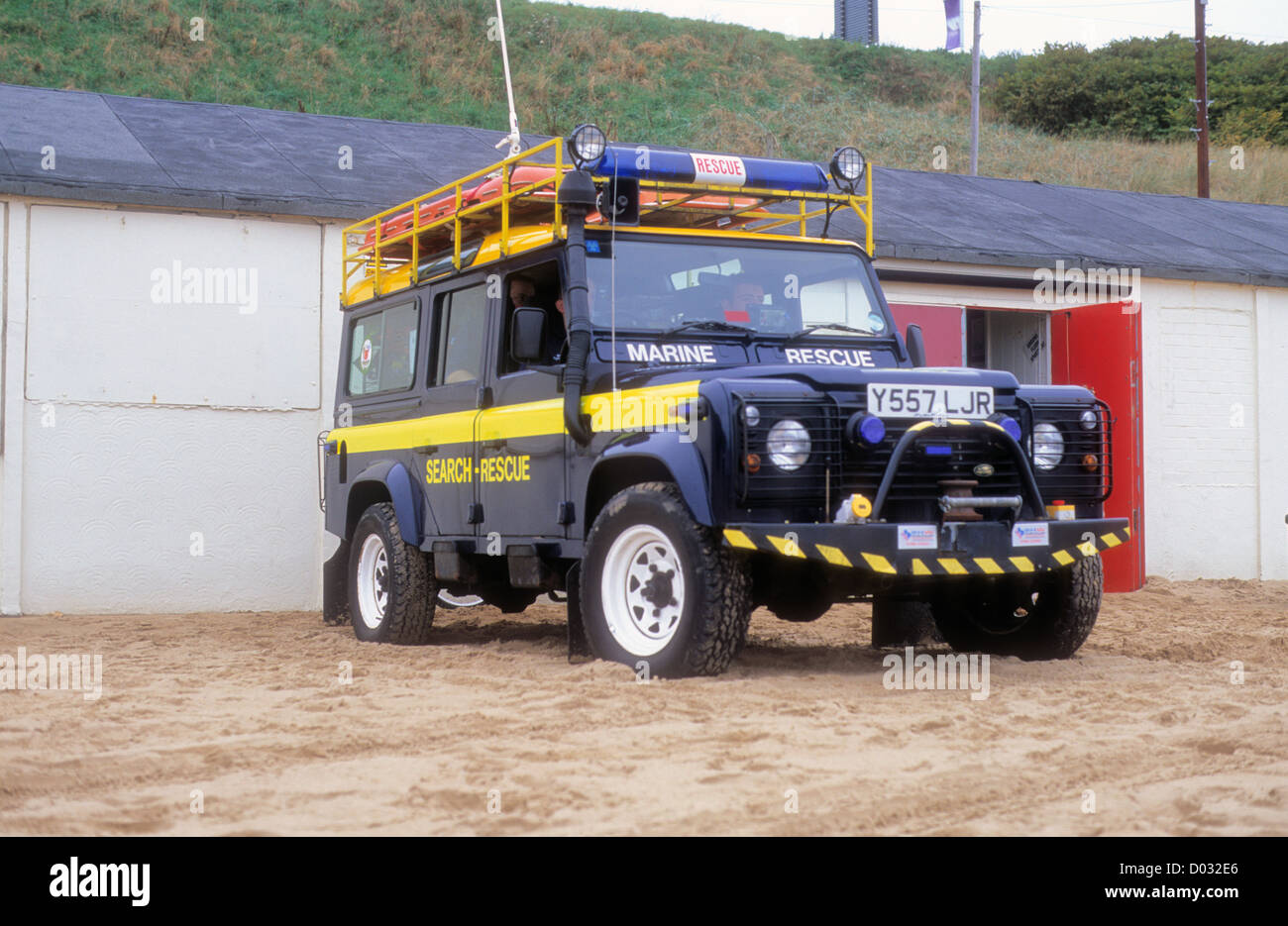 R.N.L.I. Land-Rover sauvetage jeep en service sur une plage au nord-est de l'Angleterre, la sécurité des gens. Banque D'Images