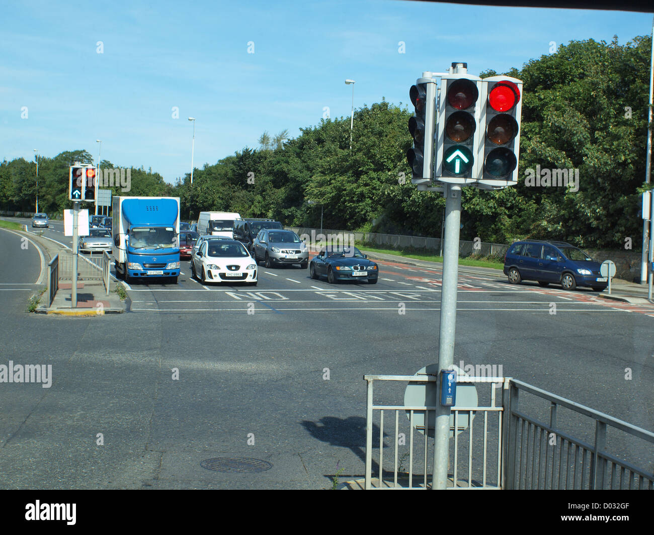 Le flux de trafic de banlieue, à l'arrêt à un feu rouge intersection routière dans la ville de Galway à l'ouest de l'Irlande. Banque D'Images