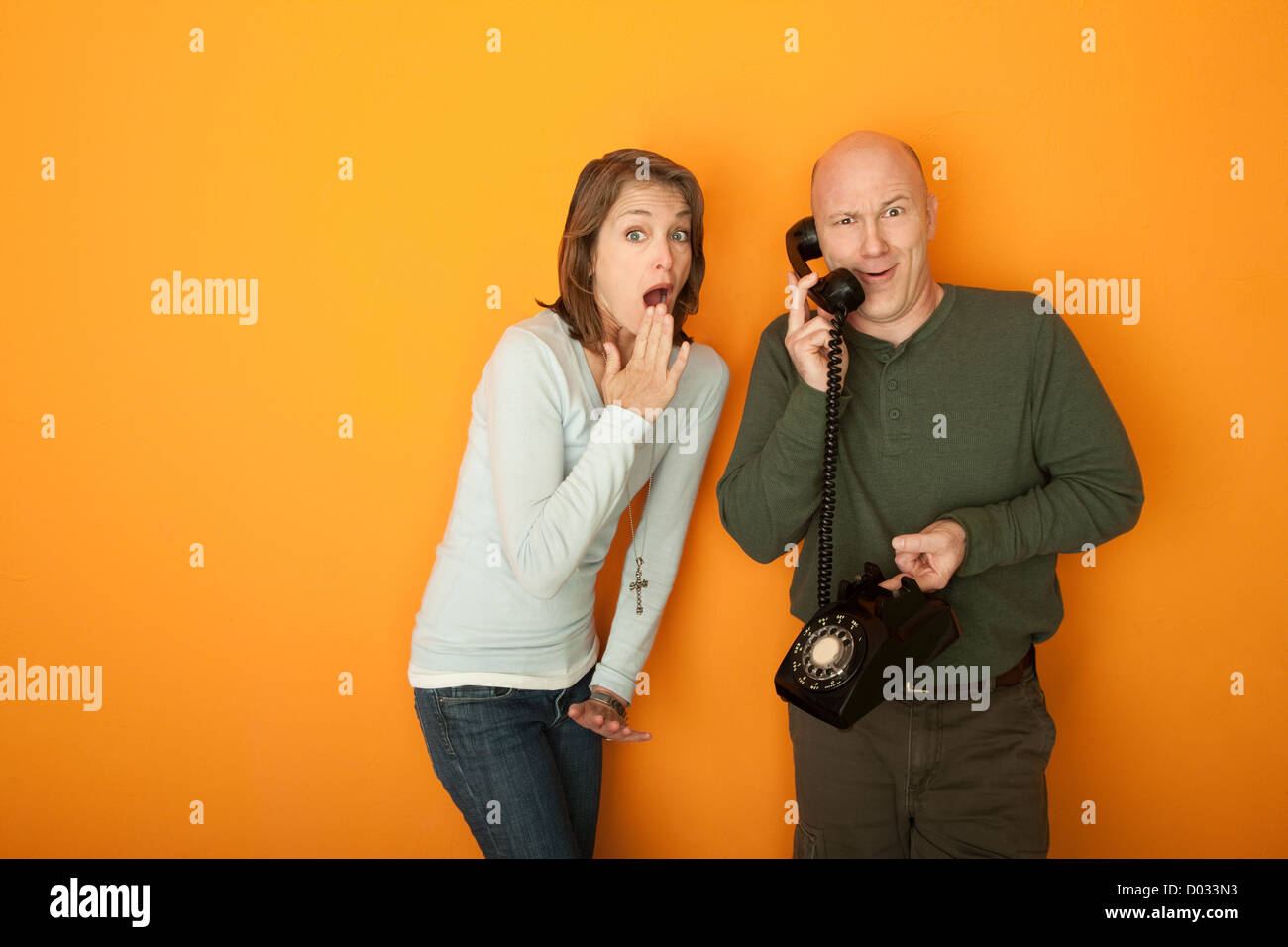 Surpris Caucasian couple pour un appel téléphonique Banque D'Images