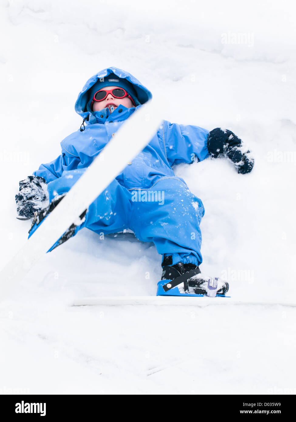 Trois ans l'apprentissage du ski, cross country ski nordique, premières tentatives, forêt près d'Oslo en Norvège. Où mettre les skis ? Banque D'Images