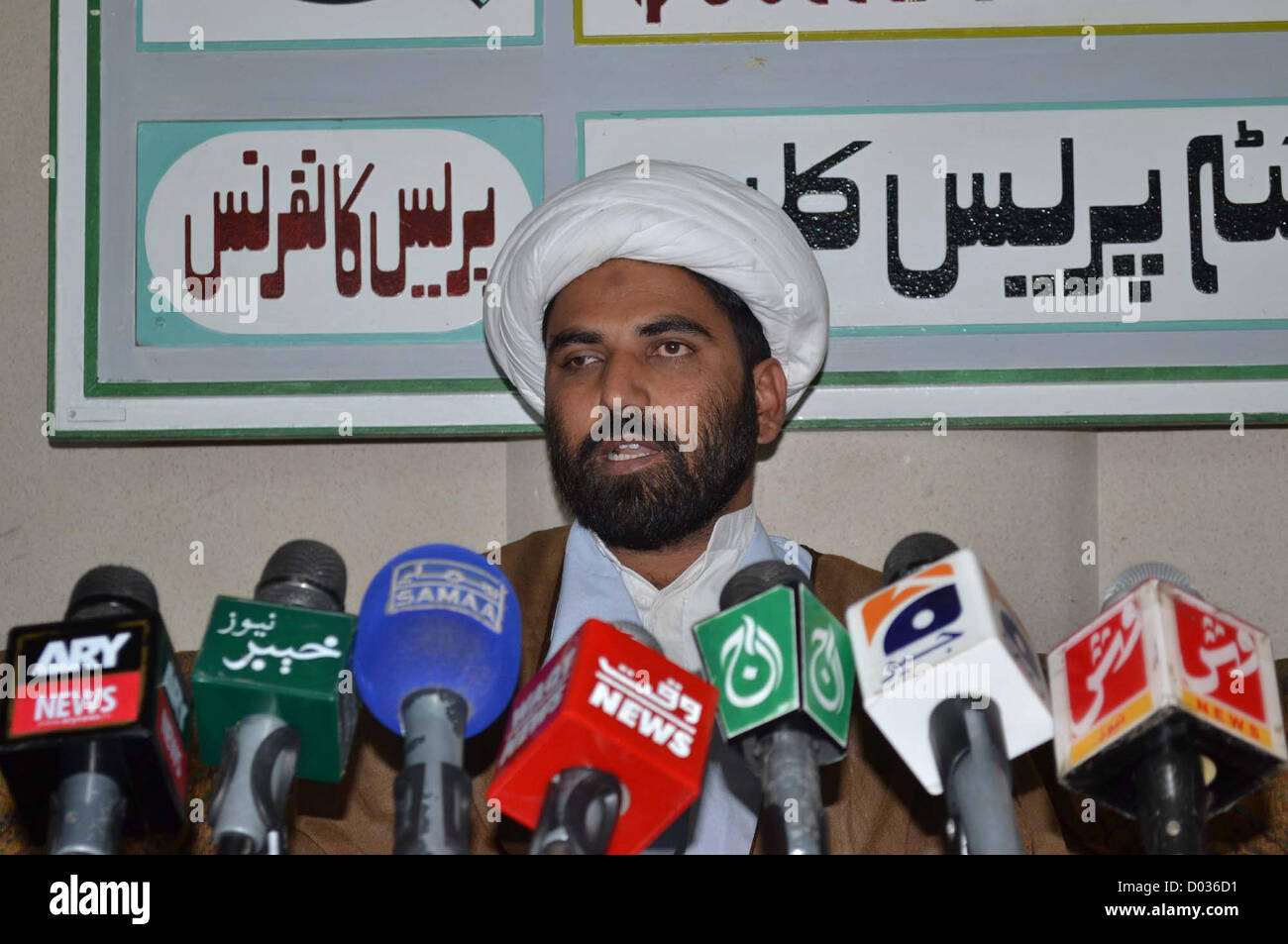 Majlis-e-Wahdat ul Muslimeen, chef Mulana Maqsood Hussain Domki adresses aux médias au cours d'une conférence de presse au club de presse de Quetta le Jeudi, 15 novembre 2012. Il tient une conférence de presse par rapport à l'objectif de tuer des musulmans chiites au Pakistan, il a déclaré que le meurtre de l'Musulmans chiites prouve qu'il n'y a aucun décret du gouvernement et des citoyens innocents ont été laissés à la merci des terroristes. Le gouvernement a lamentablement échoué à arrêter les assassinats ciblés. Les services de répression sont devenus des spectateurs silencieux. Le gouvernement devrait également lancer un op Banque D'Images