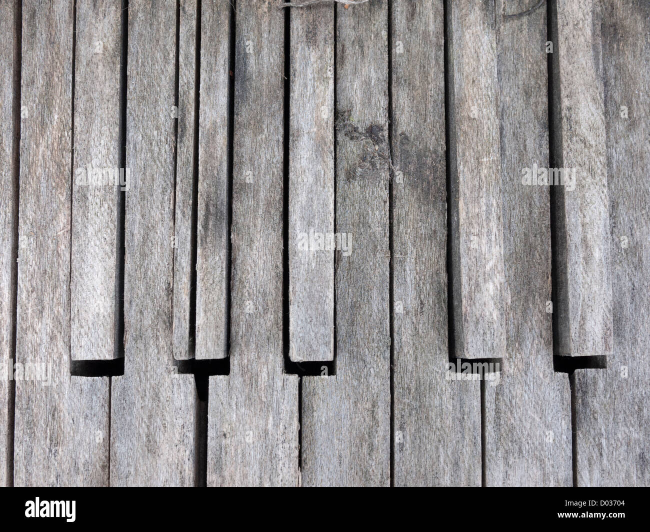 Un vieux piano en décomposition qui est tannée en raison d'être laissés à l'extérieur. Il empestait de l'histoire de la fois où il avait été joué Banque D'Images