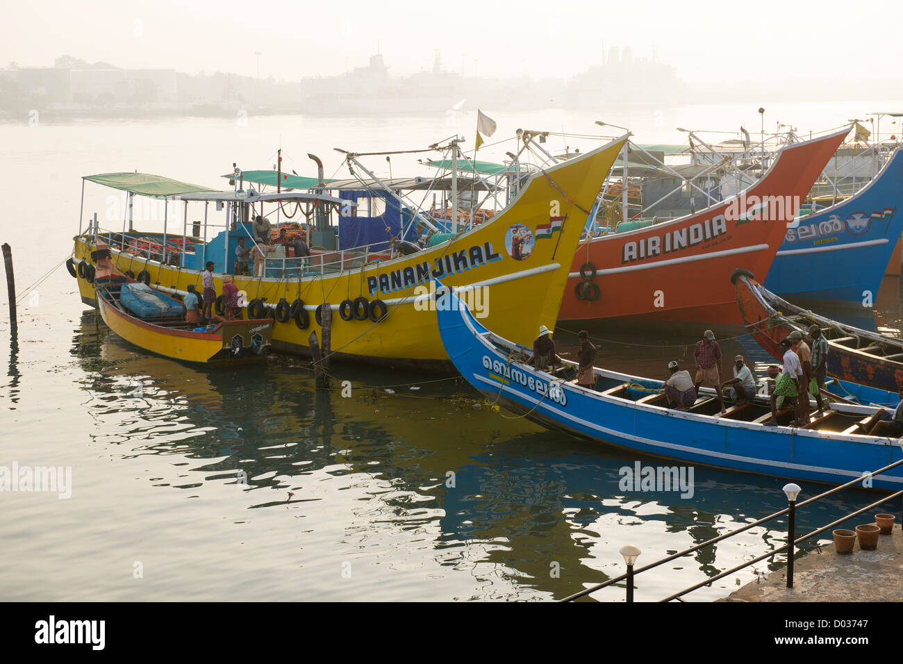 Des bateaux de pêche amarrés au lever du soleil, fort Cochin, Kochi (Cochin), Kerala, Inde Banque D'Images