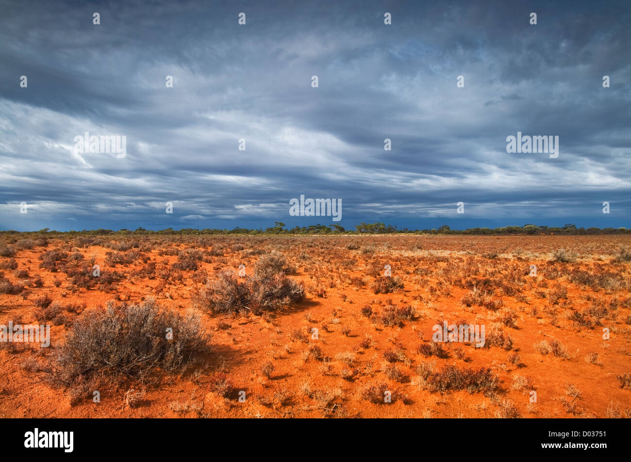 Un orage approche peu désert de sable. Banque D'Images