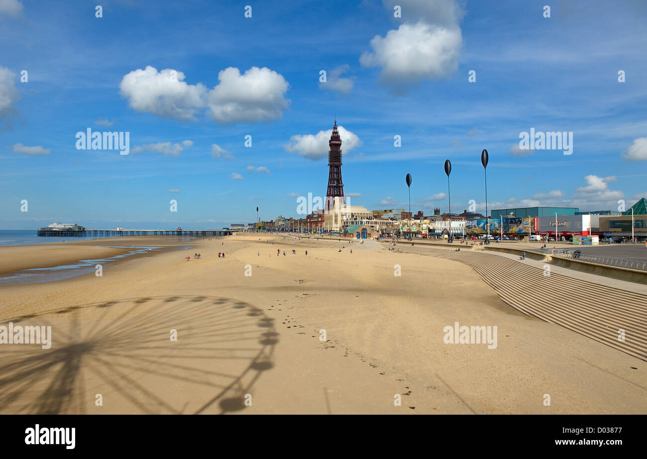 Plage de Blackpool et de la tour par l'ombre d'une grande roue sur la jetée. Lancashire England uk Banque D'Images