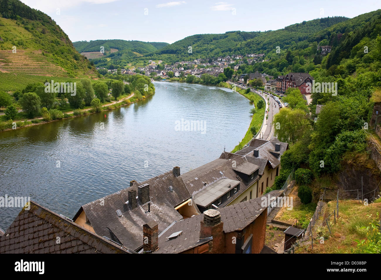 La ville de Cochem sur les berges de la rivière Mosel Banque D'Images