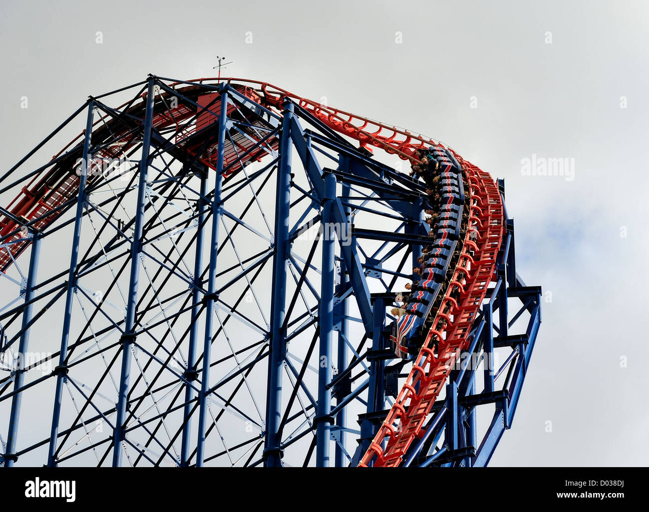 La grande l'un pepsi max est une montagnes russes en métal situé à Pleasure Beach Blackpool Lancashire England uk Banque D'Images