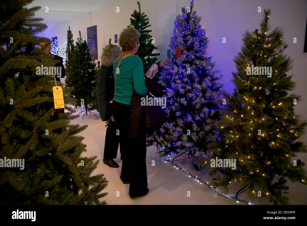 15 novembre 2012. London UK. Les visiteurs à la recherche d'arbres de Noël à l'idéal pour accueil spectacle de Noël où plus de 400 exposants y présenteront un large éventail de produits et d'idées cadeaux à l'Earls Court Exhibition Centre Banque D'Images