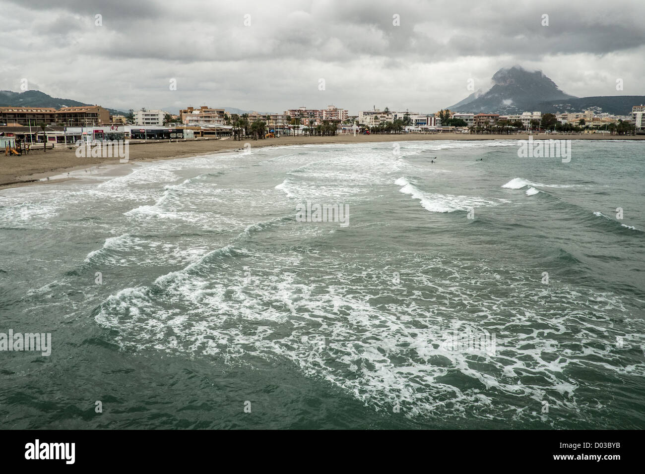 Une vue sur l'Arenal dans la ville espagnole de la montagne Montgo Javea avec à l'horizon. Banque D'Images