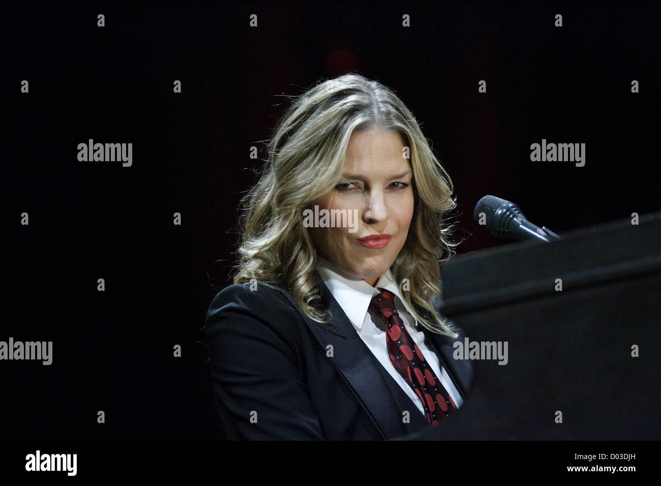 Gdynia, Pologne, le 15 novembre 2012 chanteuse et pianiste de jazz Diana Krall il se produit sur la scène pendant le concert à Gdynia HSW sport hall . Banque D'Images