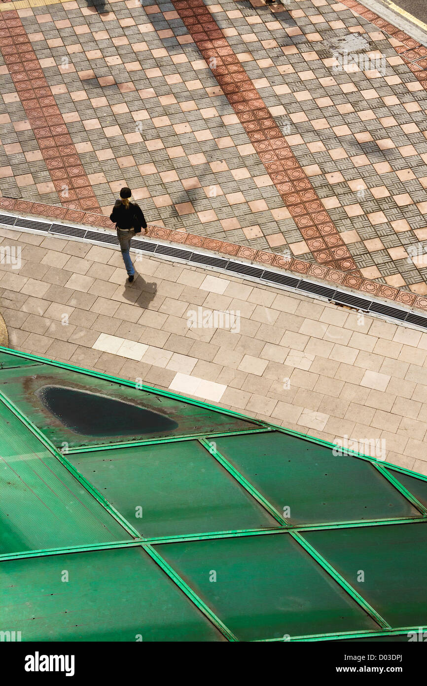 BUKIT BINTANG, KUALA LUMPUR, MALAISIE 13 octobre 2009 : une randonnée pédestre le long d'un trottoir à Kuala Lumpur Banque D'Images