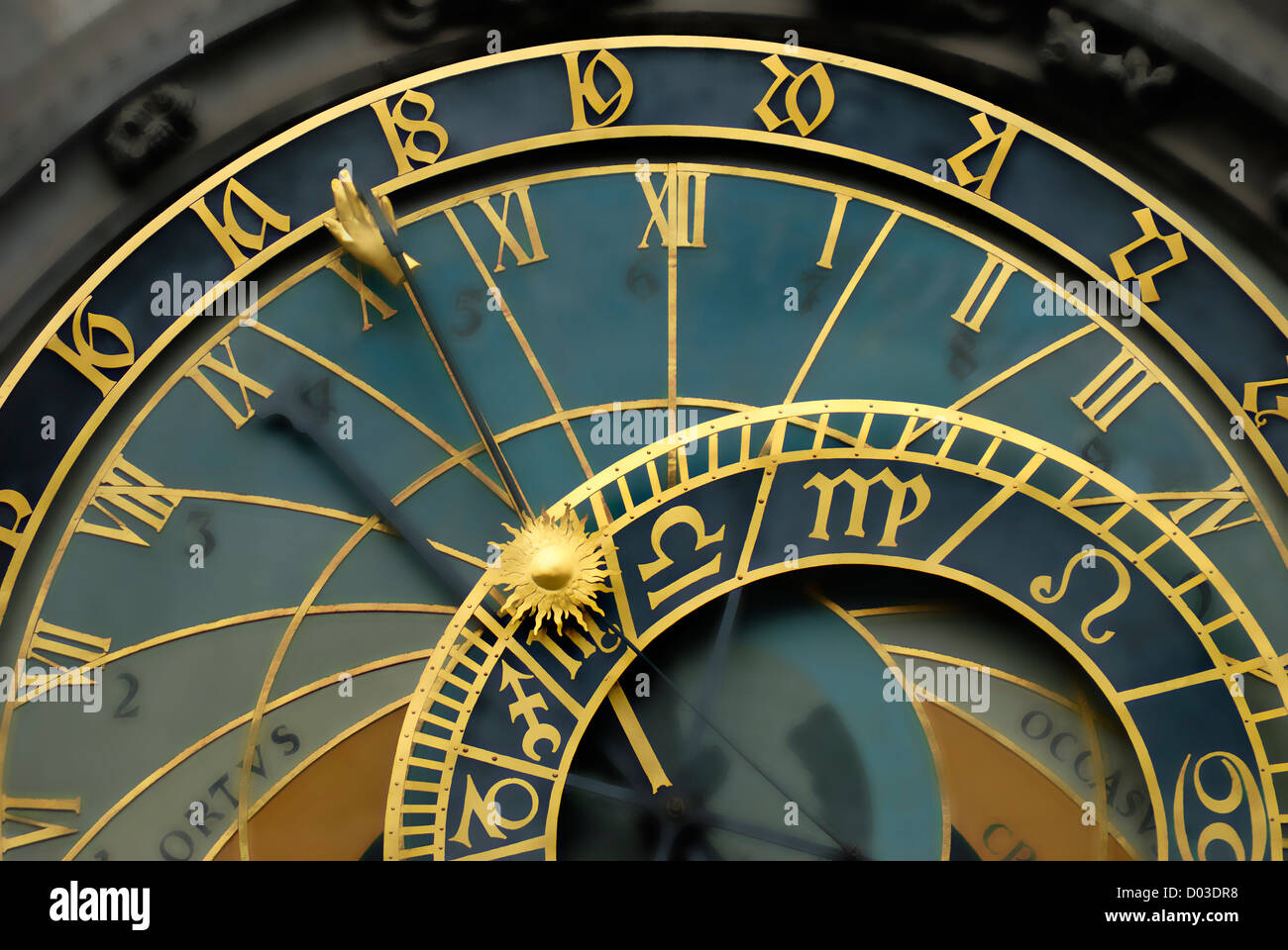 Prague, République tchèque. Horloge astronomique / Orloj, Hôtel de Ville, place de la vieille ville. Arrière-plan flou numérique Banque D'Images