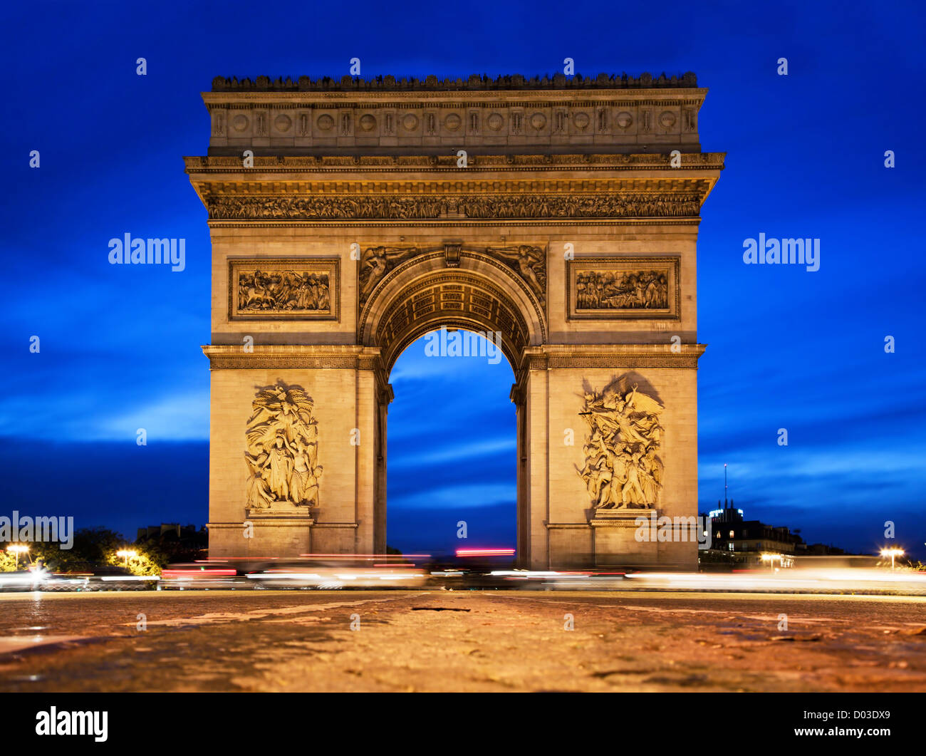 Paris la nuit - Arc de Triomphe, France. Vue depuis l'avenue des champs-Elysées Banque D'Images