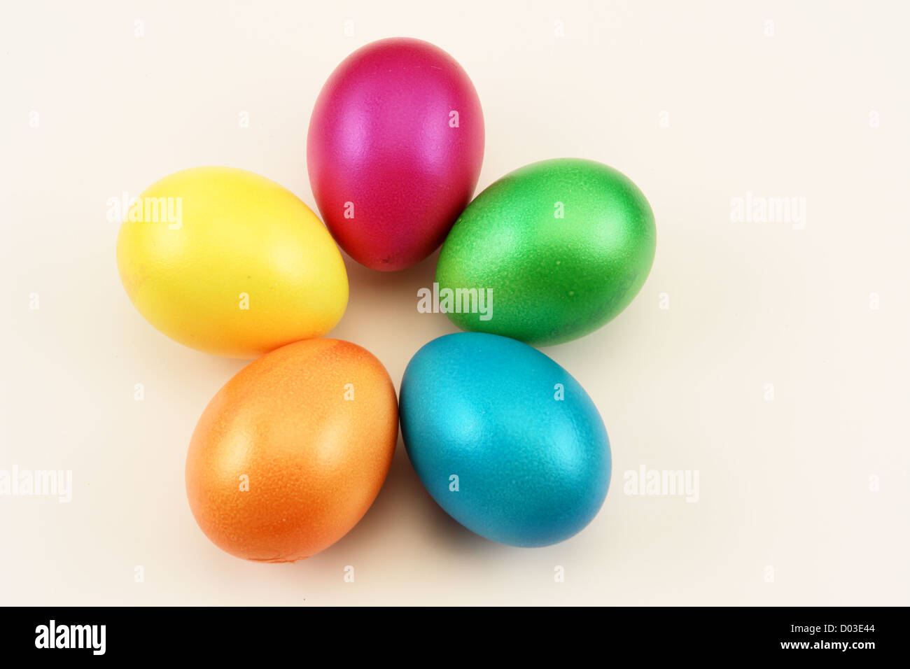 Des tons pastel lumineux œufs de Pâques colorés sur fond de Banque D'Images
