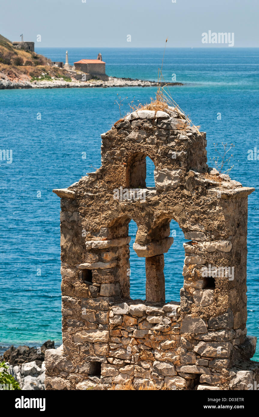 Église en ruines sur la côte à Limeni, dans la péninsule de Mani, Laconie Sud du Péloponnèse, Grèce Banque D'Images