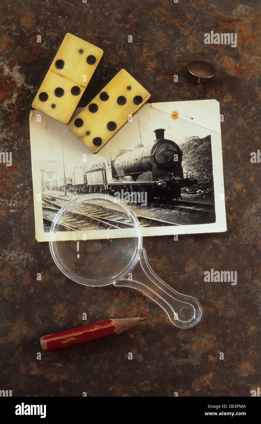 Photo en noir et blanc de loco vapeur sur feuille de métal rouillé avec dominos loupe fusée dessin au crayon et la broche Banque D'Images