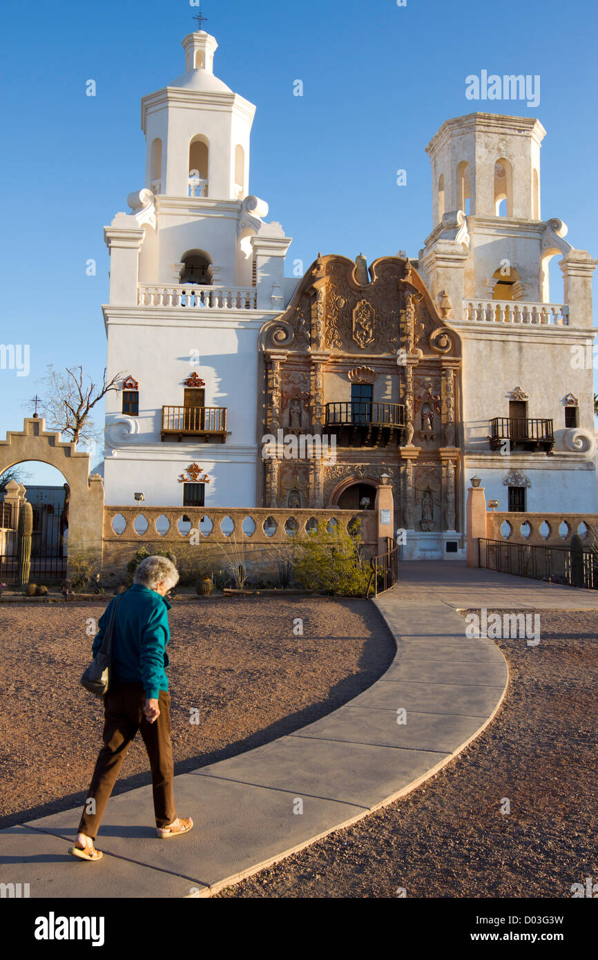 USA, Arizona. Mission San Xavier del Bac, une mission catholique historique espagnol situé à 10 miles au sud de Tucson, Arizona. Banque D'Images