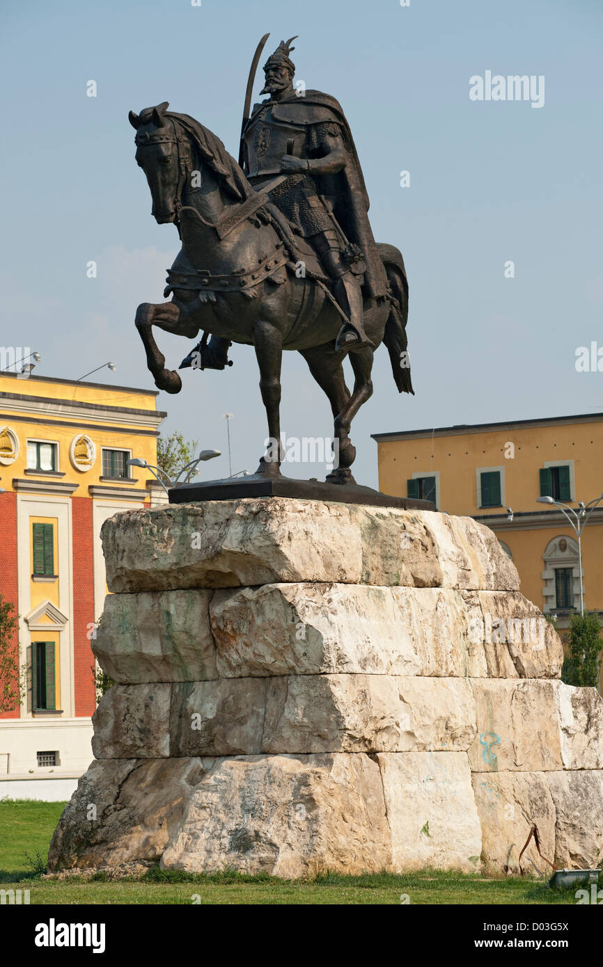 Le monument à la place Skanderbeg Skanderbeg à Tirana, la capitale de l'Albanie. Banque D'Images