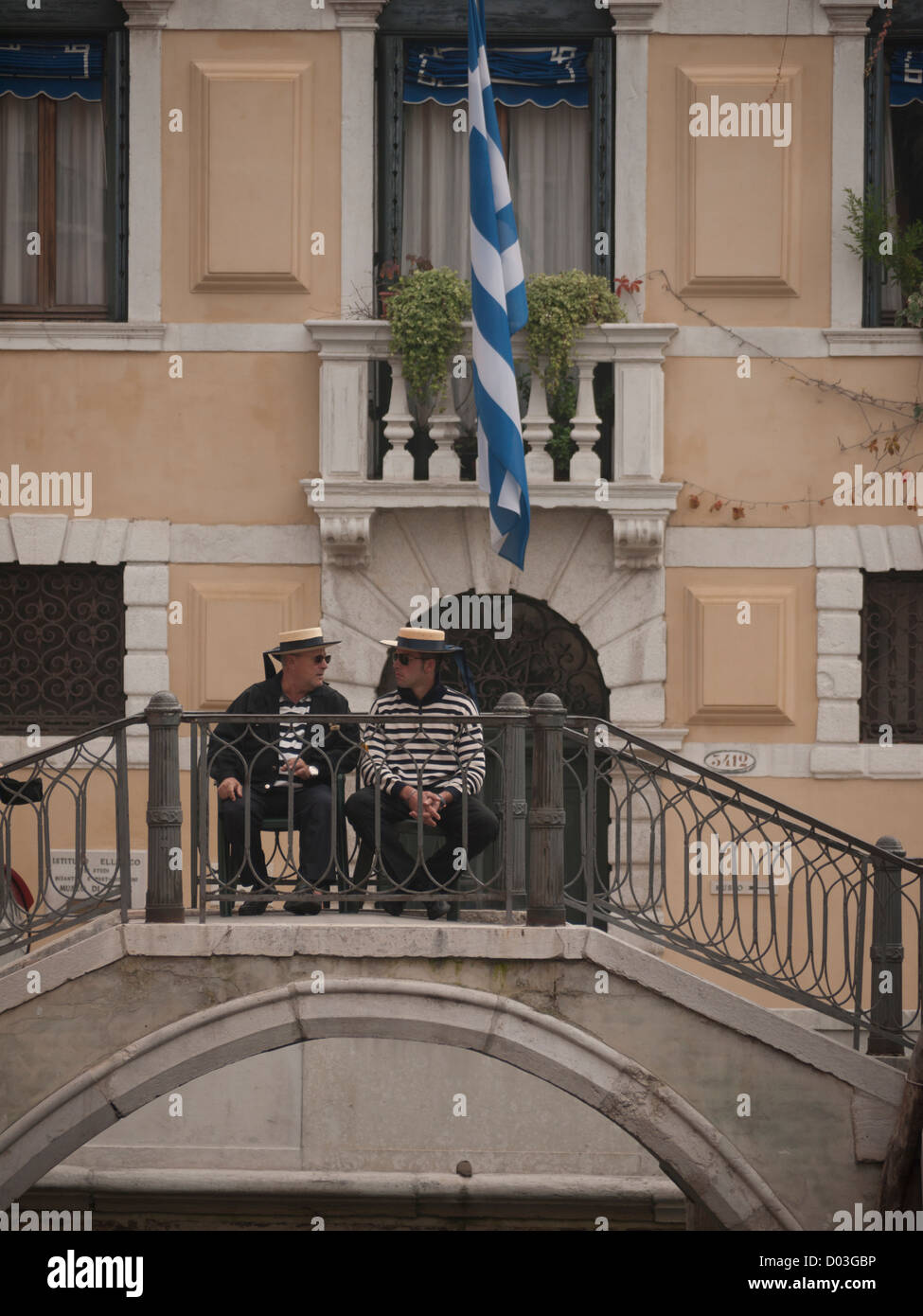 Gondoliers attendent assis sur les canaux de l'entreprise le quartier Castello de Venise Italie en automne Banque D'Images