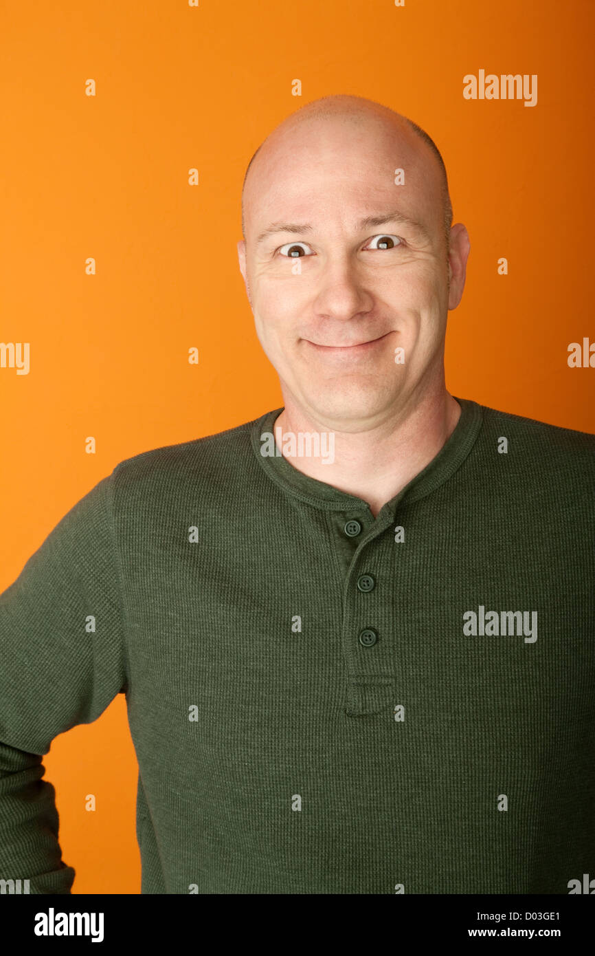 Happy middle-aged man sur fond orange Banque D'Images