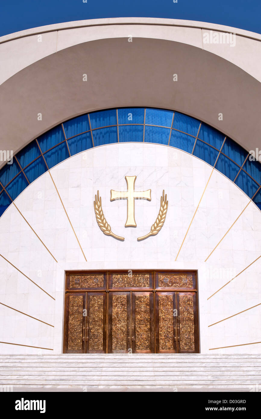 Entrée de la cathédrale orthodoxe de la résurrection du Christ à Tirana, la capitale de l'Albanie. Banque D'Images