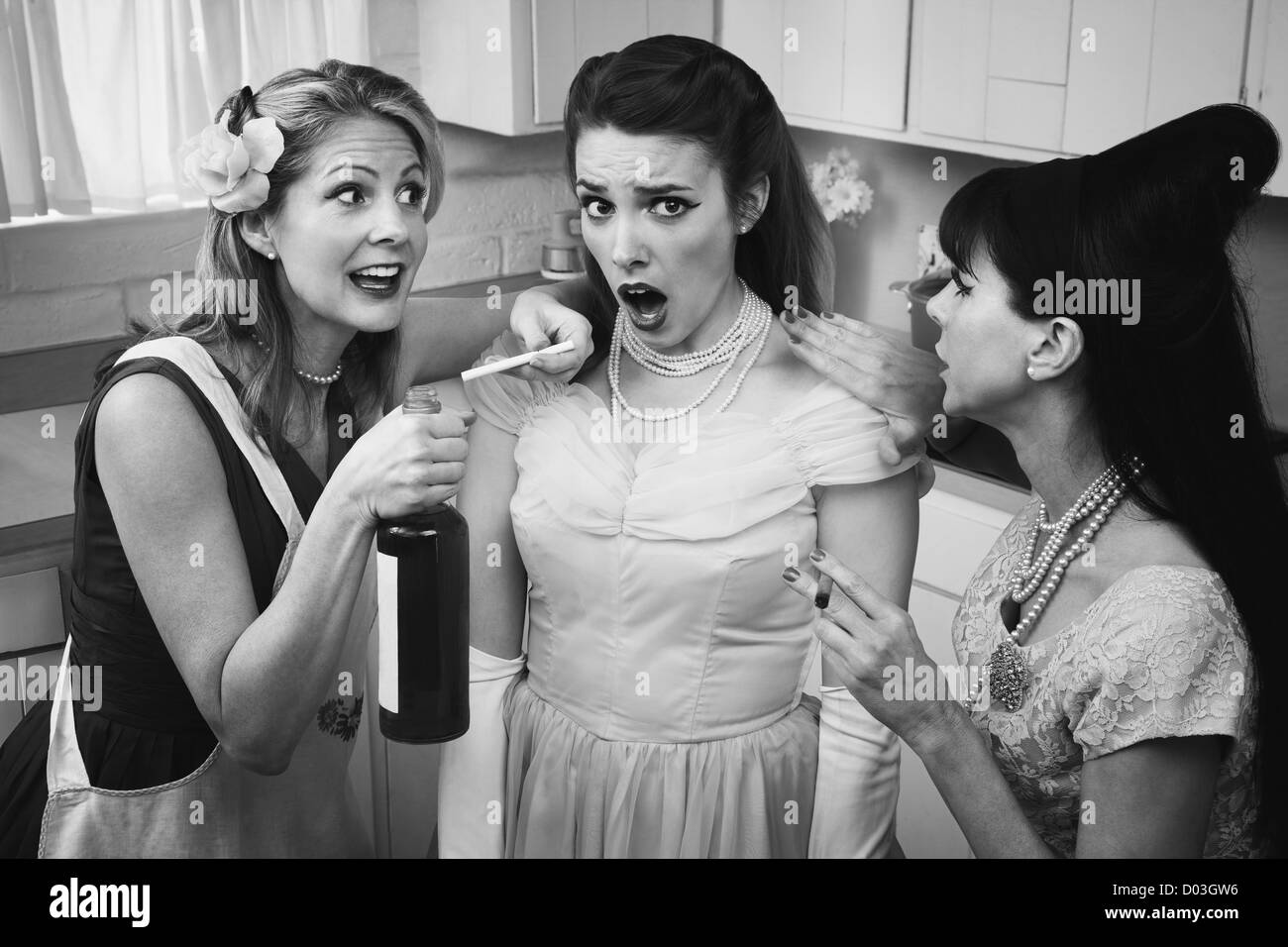 Style rétro des femmes plus âgées avec une autre dame de la pression de l'alcool et tabac Banque D'Images